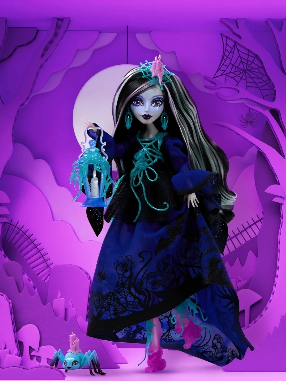 🐝●Monster High Lenore Loomington Doll - Blue, Teal & Purple